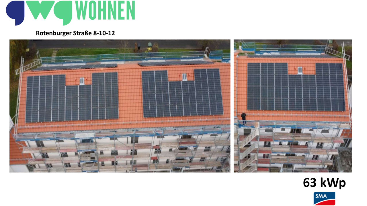 Zwei Dächer eines Mehrfamilienhauses mit Solaranlagen und einem Mitarbeiter am Rand