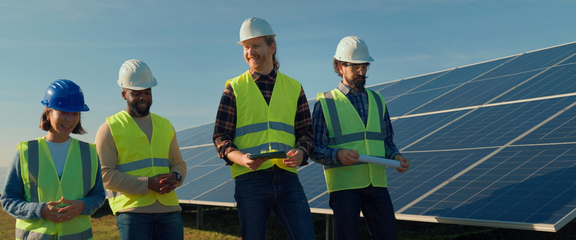 Fachleute erörtern tagsüber auf der Baustelle einer Solaranlage ein Solarenergieprojekt und legen dabei besonderen Wert auf Teamarbeit und Lösungen im Bereich der erneuerbaren Energien