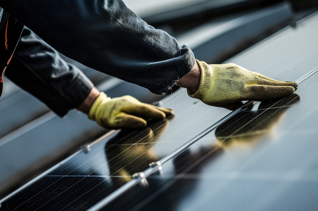Mitarbeiter eines Unternehmens für die Installation von Solaranlagen auf dem Dach