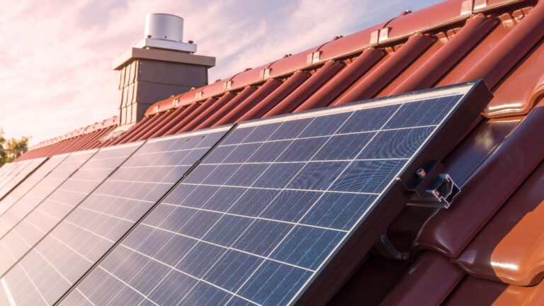 Solarmodule oder eine Photovoltaikanlage auf dem Dach eines Hauses